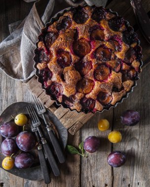Erik ev yapımı pasta üzerinde ahşap masa sonbaharda hasat Vintage