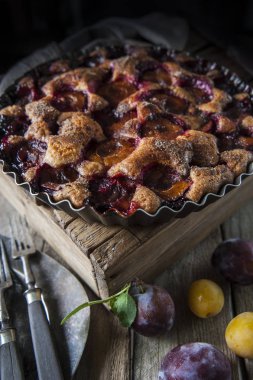 Erik ev yapımı pasta üzerinde ahşap masa sonbaharda hasat Vintage