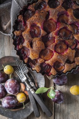 Erik ev yapımı pasta üzerinde ahşap masa sonbaharda hasat Vintage