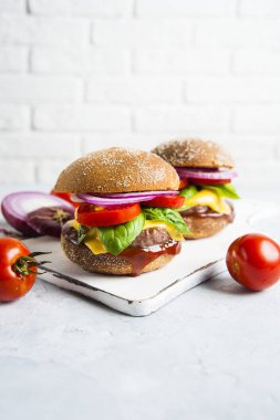 Bütün tahıl topuz organik pirzola taze sebze Burger