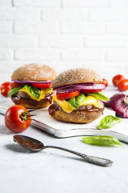 Bütün tahıl topuz organik pirzola taze sebze Burger