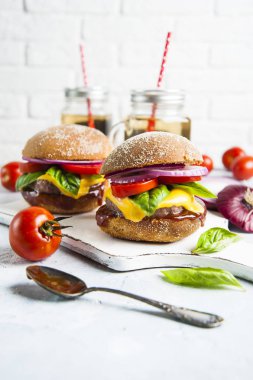 Bütün tahıl topuz organik pirzola taze sebze Burger