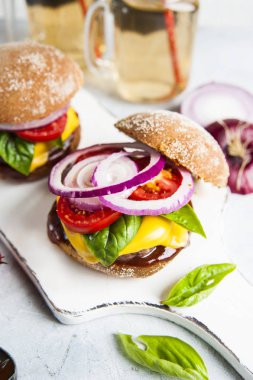 Bütün tahıl topuz organik pirzola taze sebze Burger