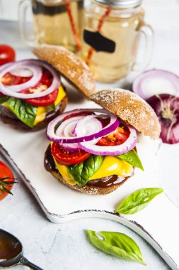 Bütün tahıl topuz organik pirzola taze sebze Burger