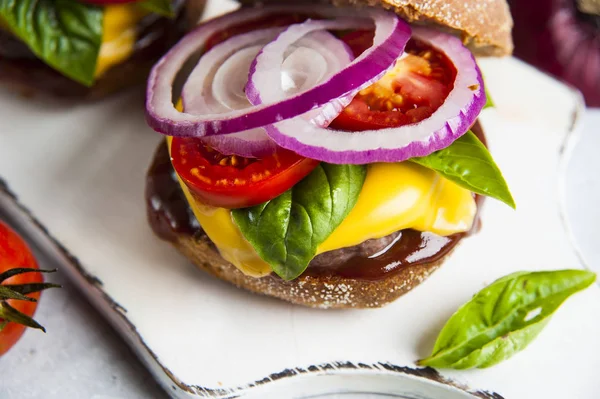 Bütün tahıl topuz organik pirzola taze sebze Burger