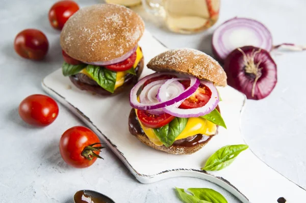 Bütün tahıl topuz organik pirzola taze sebze Burger