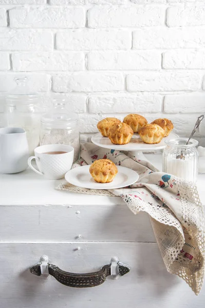 Ochtend ontbijt voor haar op Valentijnsdag op het witte bed met rood hart cup met koffie en hart cupcake, verrassing, stemming, mooi, schattig — Stockfoto