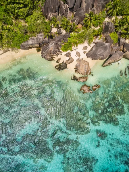 Fotografia aérea da praia das Seychelles em La Digue — Fotografia de Stock