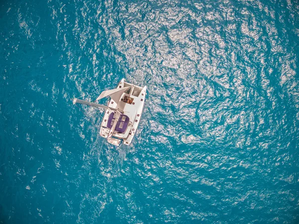 Vista aérea de catamarã navegando no oceano — Fotografia de Stock