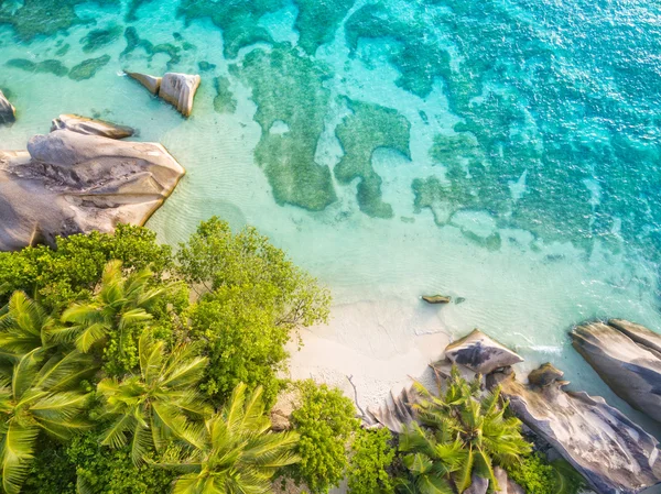 A Seychelle-szigetek strand: La Digue Légifotó — Stock Fotó