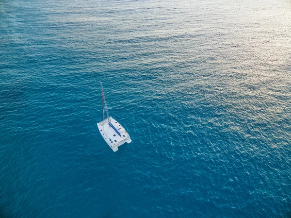 Vue aérienne du catamaran naviguant dans l'océan — Photo
