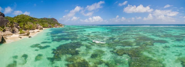 Krásné Seychelské pláže v letovisku La Digue — Stock fotografie