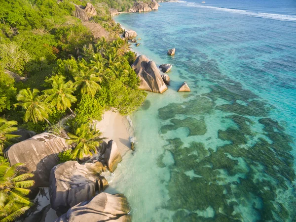 Fotografia aérea da praia das Seychelles em La Digue — Fotografia de Stock