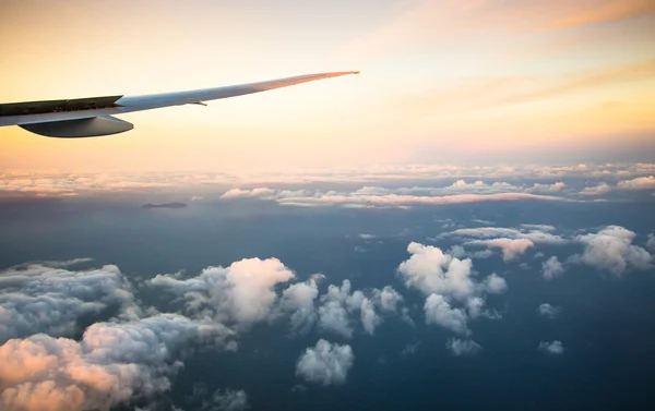 Bela vista de avião acima das nuvens — Fotografia de Stock