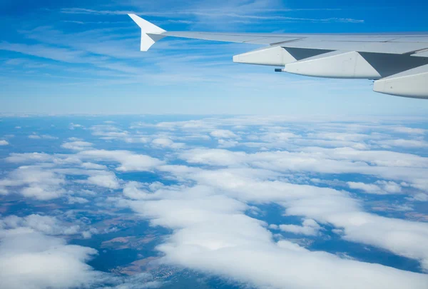 Schöner Blick aus dem Flugzeug über Wolken — Stockfoto