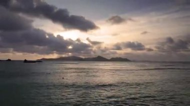 Tropik cennet gün batımında