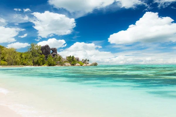 Vackra Seychellerna stranden vid La Digue — Stockfoto