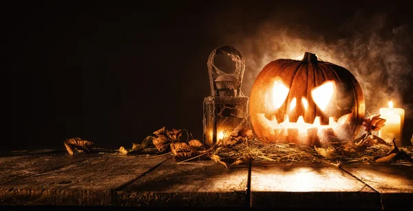 Strašidelné halloween dýně na Dřevěná prkna — Stock fotografie