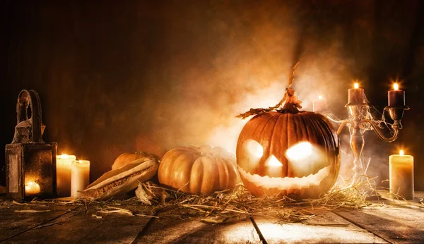 Abóbora assustadora halloween em tábuas de madeira — Fotografia de Stock