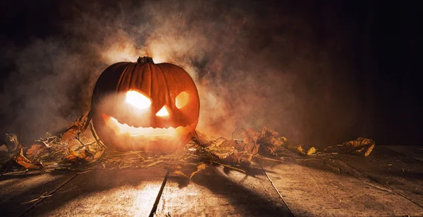 Enge halloween pompoen op houten planken — Stockfoto