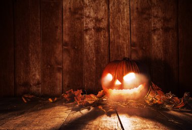 Scary halloween balkabağı ahşap plakalar üzerinde