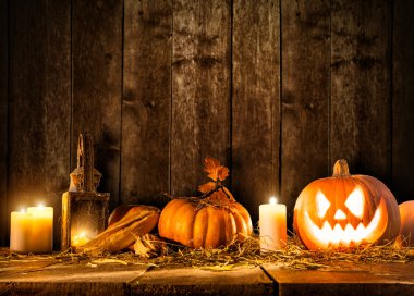 Scary halloween balkabağı ahşap plakalar üzerinde