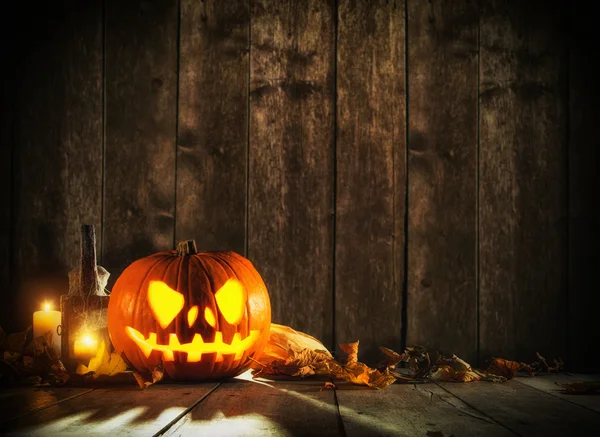 Abóbora assustadora halloween em tábuas de madeira — Fotografia de Stock