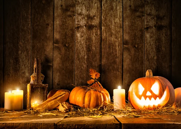 Skrämmande halloween pumpa på plankor — Stockfoto