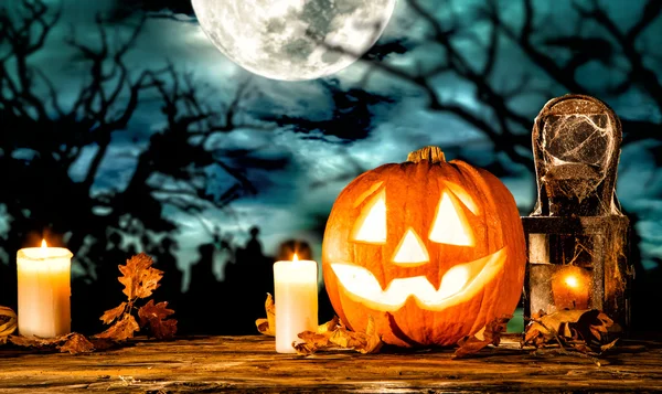 Abóbora assustadora halloween em tábuas de madeira — Fotografia de Stock