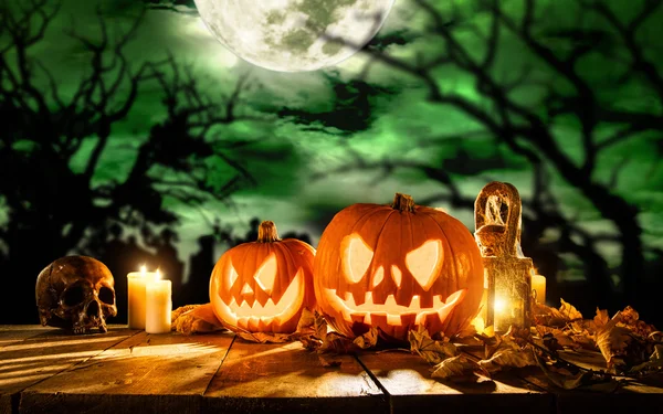 Assustador halloween abóboras em tábuas de madeira — Fotografia de Stock