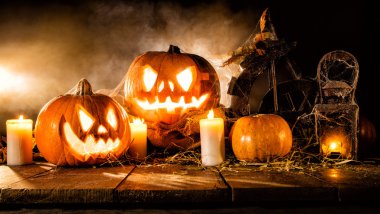 Ahşap plakalar üzerinde korkunç halloween kabaklar