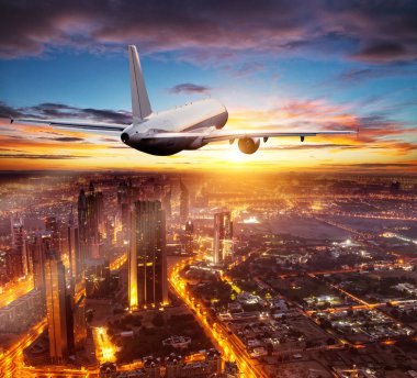 Dubai kent üzerinde uçan ticari uçak