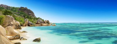 La Digue güzel Seyşeller kumsalda