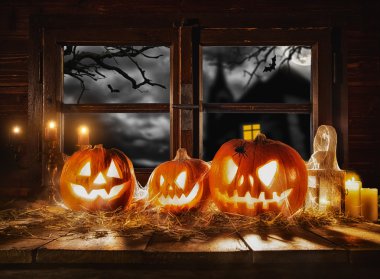 Ahşap plakalar üzerinde korkunç halloween kabaklar