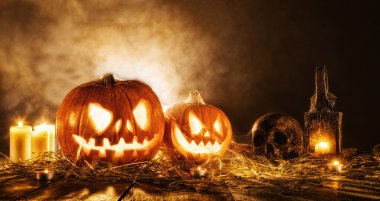 Ahşap plakalar üzerinde korkunç halloween kabaklar