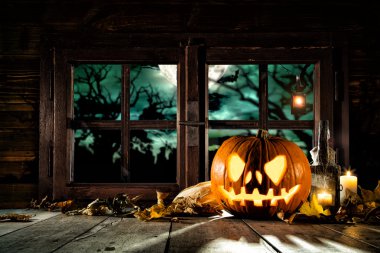 Scary halloween balkabağı ahşap plakalar üzerinde