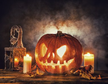 Scary halloween balkabağı ahşap plakalar üzerinde