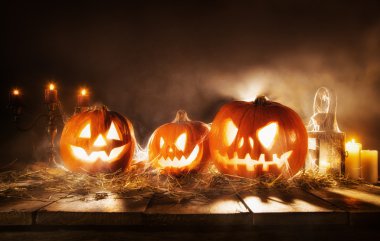 Ahşap plakalar üzerinde korkunç halloween kabaklar