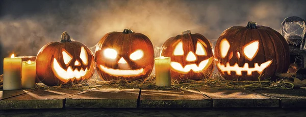 Enge halloween pompoenen op houten planken — Stockfoto