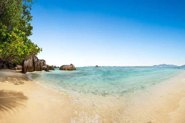 Praia de Seychelles bonita em La Digue — Fotografia de Stock