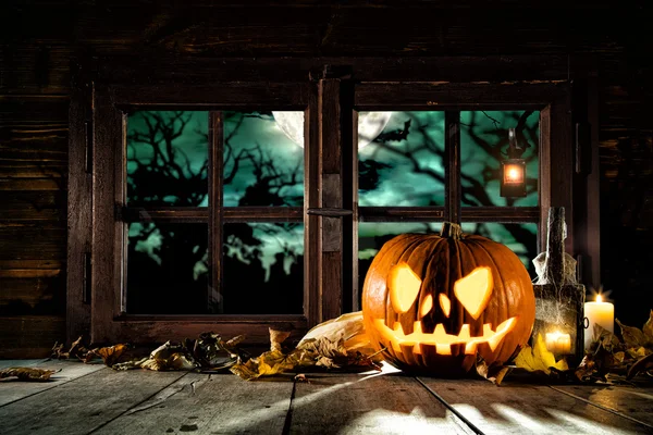 Abóbora assustadora halloween em tábuas de madeira — Fotografia de Stock