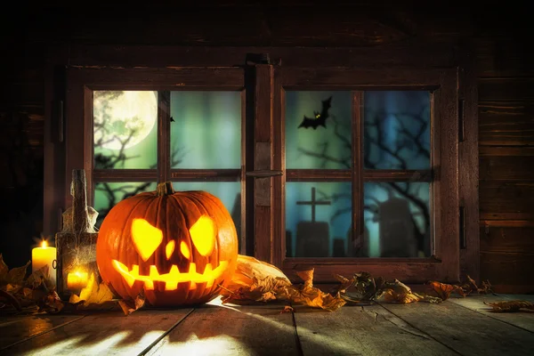 Citrouille d'Halloween effrayante sur des planches en bois — Photo