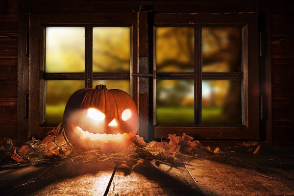 Abóbora assustadora halloween em tábuas de madeira — Fotografia de Stock