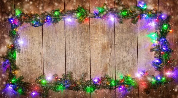 Luces de colores navideños con decoración en madera —  Fotos de Stock