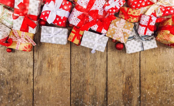 Karácsonyi ajándék dobozok forgalomba hozott fa deszka — Stock Fotó