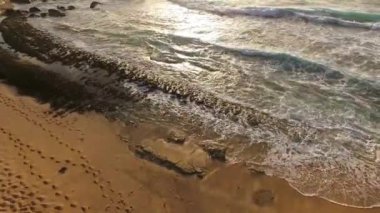 Kum Sahili 'nde Deniz Dalgaları