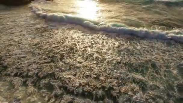 Onde del mare sulla spiaggia di sabbia — Video Stock