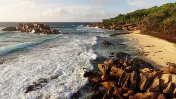 Luchtfoto van Seychellen strand bij La Digue — Stockvideo