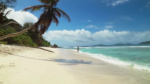 Mujer joven en bikini — Vídeo de stock