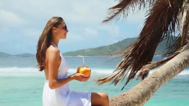 Vrouw in bikini op een tropisch strand op de Seychellen — Stockvideo